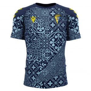 Camiseta pre-partido Cádiz CF 2025/26 oficial Macron, usada por los jugadores en el calentamiento. Diseño exclusivo, escudo bordado, tallas S a 3XL.